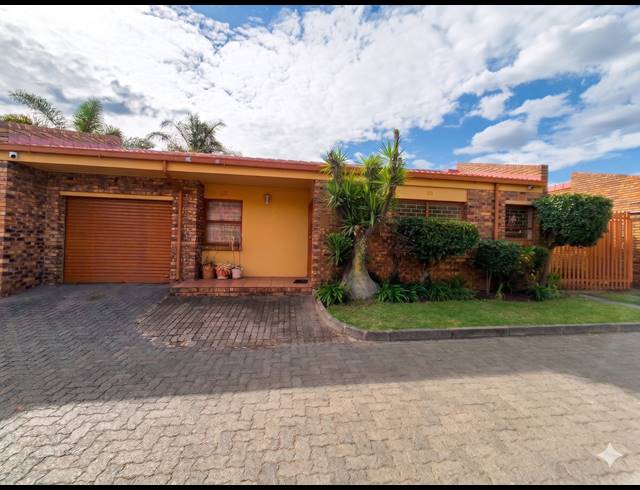 3 BEDROOM TOWNHOUSE FOR SALE IN VANDERBIJLPARK CE 2
